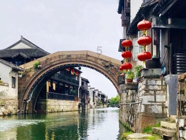 奚梦瑶硬照气场全开，亮闪“黑珍珠”身材比例一绝，高级感拉满